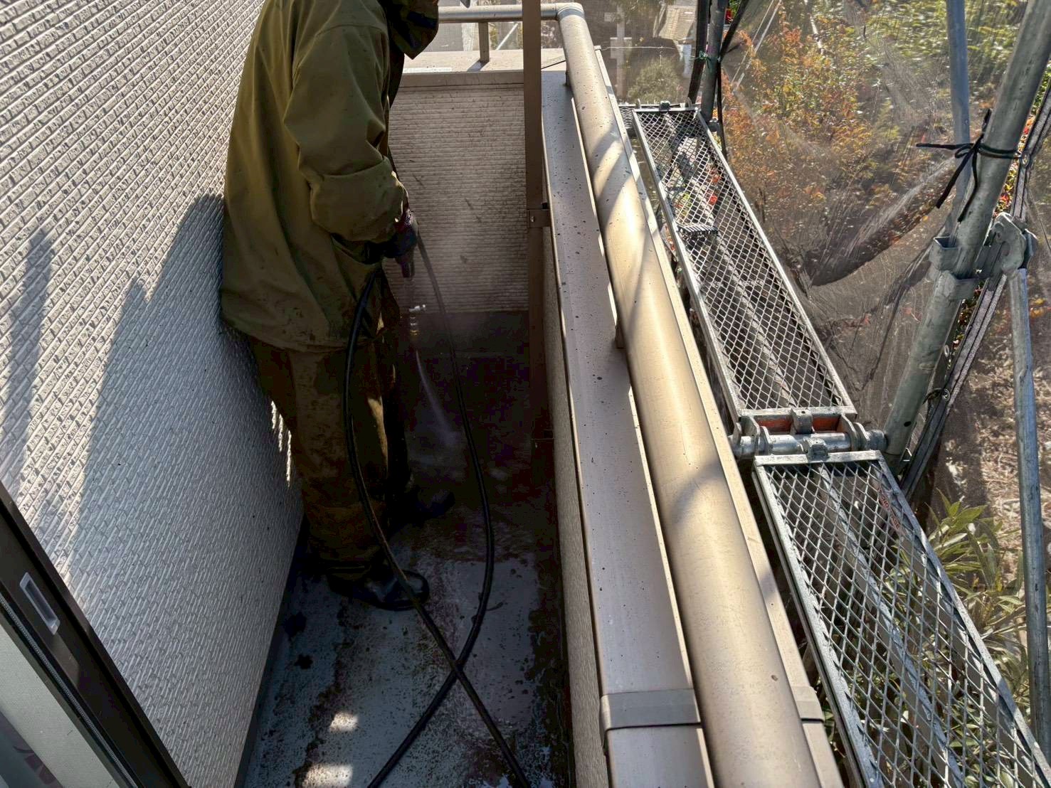 バルコニー防水を高圧洗浄